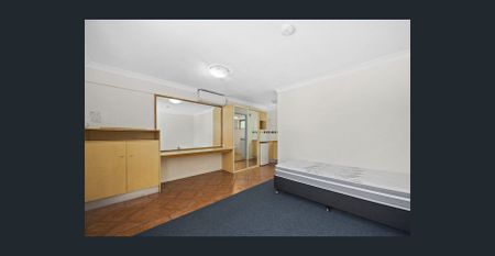 Broadwater-Front Studio with Resort Facilities - Partly Furnished - Photo 2