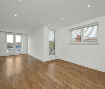 Four-bedroom home set on a private road, offering a harmonious blen... - Photo 3