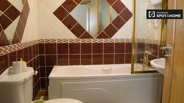 Spacious room in 5-bedroom apartment in Donabate, Dublin - Photo 1
