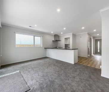 Welcome home to 147 Amesbury Drive, Churton Park. - Photo 4