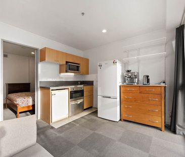 Sunny 2-Bedroom City Apartment - Photo 2