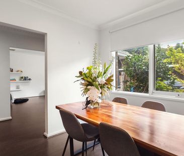 Modern elegance amid Kew's prestigious schools. - Photo 3