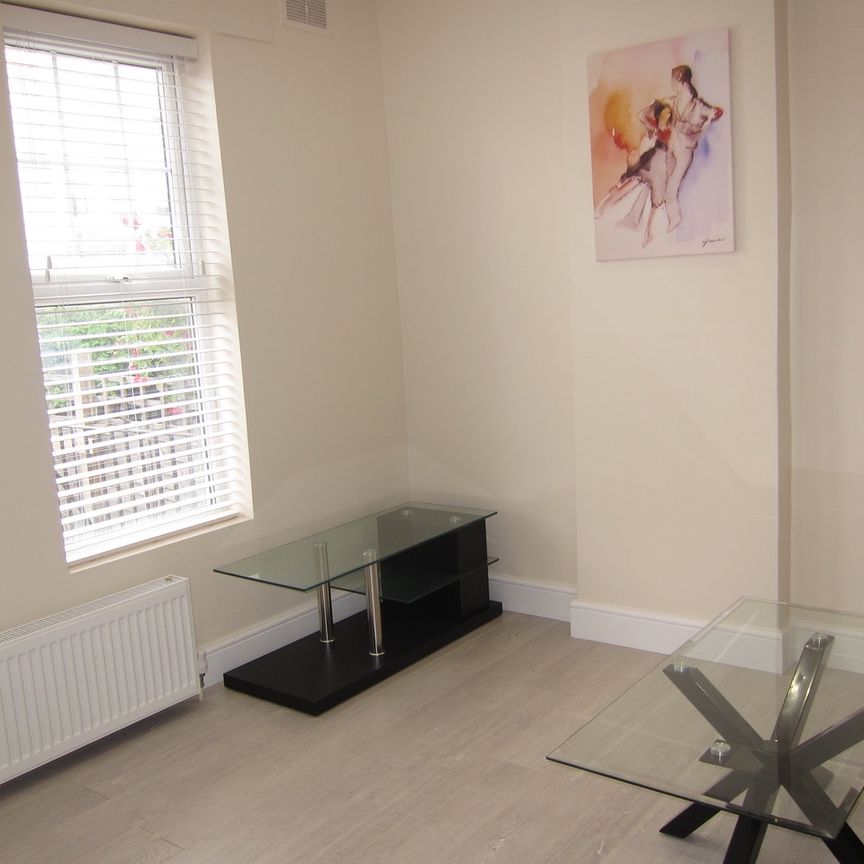 1 Bed Flat, Vant Road, SW17 - Photo 1