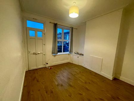 Discover the perfect rental opportunity on Slack Lane, Derby, DE22 3. This charming terraced house features two bedrooms, two bathrooms, a living room, a dining room, and fitted kitchen, complemented by a spacious rear garden. Located close to the city centre, schools and local amenities, university - Photo 2