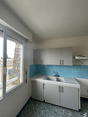 Une entrée avec placard, WC, une cuisine, salon-salle à manger, une chambre, une salle de bains cave - Photo 4