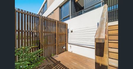 North Facing One Bedroom with Courtyard and Backyard Garden Apartment Water Usage Included - Photo 3