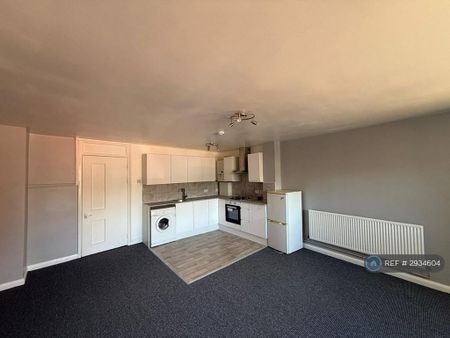 3 bedroom flat to rent - Photo 4