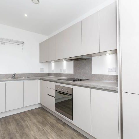 2 Bedroom, 2 bath, 1 reception Apartment - Photo 2