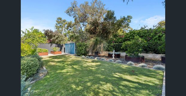 Spacious 4-Bedroom Family Home in Bibra Lake – Fully Furnished & Packed with Features - Photo 1