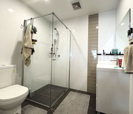 TOP FLOOR TWO BEDROOM APARTMENT IN BELMORE ! - Photo 3