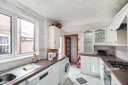 5 bedroom mid-terrace to rent Kimbolton Avenue, NG7 - Photo 4