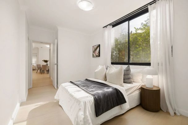 Modern villa-style apartment with lush garden views - Photo 1