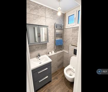 1 bedroom in a flat share to rent - Photo 4