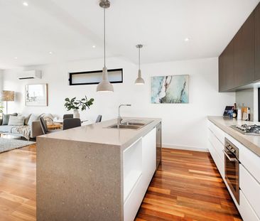 Contemporary boutique living by the bay! - Photo 1