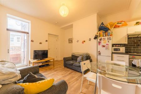 3 bedroom flat to rent - Photo 3
