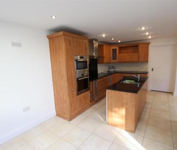 4 bedroom detached house to rent - Photo 3