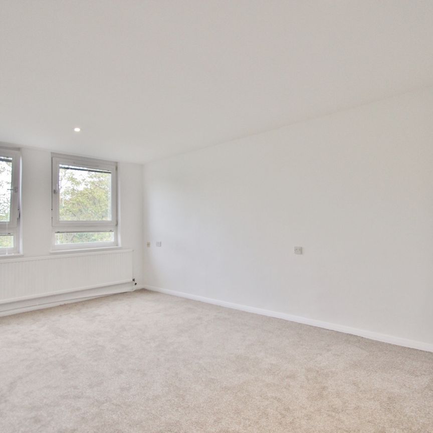 Lily Close, St Paul's Court, Hammersmith, London, W14 - Photo 1