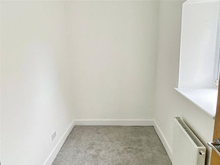 2 bedroom end of terrace house to rent - Photo 3