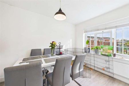 Woburn Avenue, Farnborough, Hampshire, GU14 - Photo 5