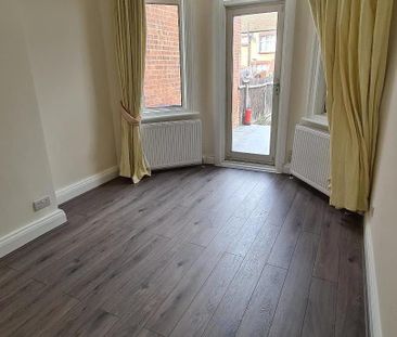 2 Bed Flat, London, N13 - Photo 1