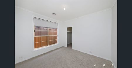 Bright, Spacious & Perfectly Positioned - Photo 4