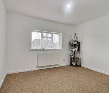 4 Bed Terraced House, Whatley Avenue, SW20 - Photo 3