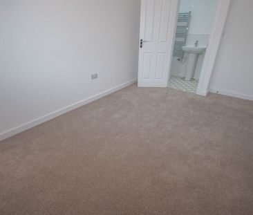 William Holland Close, Rugby, CV21 - Photo 2