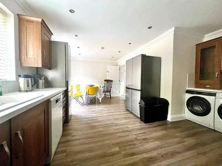 Pine House, Longmoor Road, Liphook, Hampshire, GU30 - Photo 3