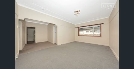 This Flat is located in the rear section of the front main house and is in a fantastic handy location being close to transport and more. - Photo 5