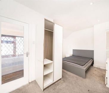 3 bedroom flat to rent - Photo 4