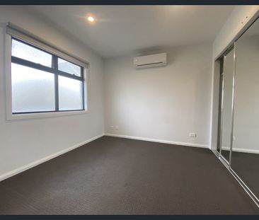 ***Stunning 3 Bdrm ~ 2.5 Bath ~ Dbl Garage PLUS 50m to Park and Qui... - Photo 5