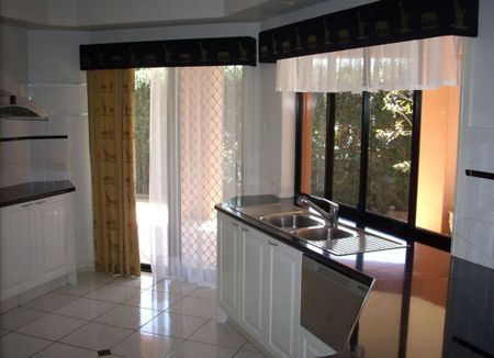 Spacious Executive Home in Prestigious Middle Ridge - Photo 3