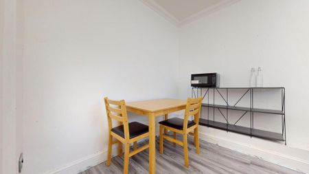 3 bedroom flat to rent - Photo 4