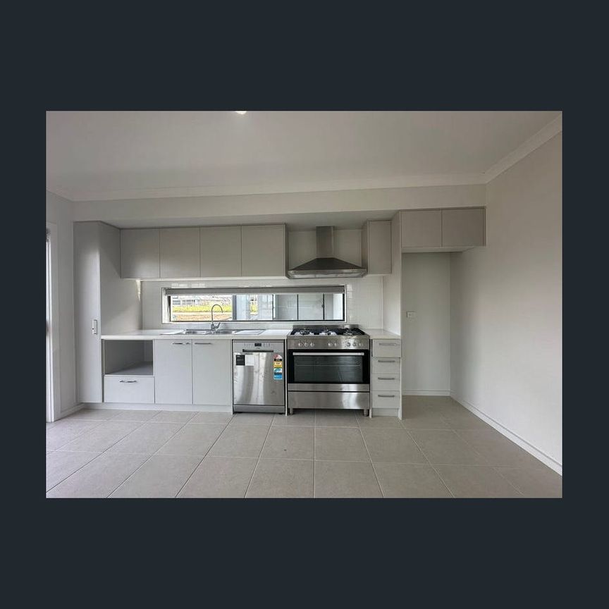 Luxurious Family Home in Cranbourne East - Photo 1