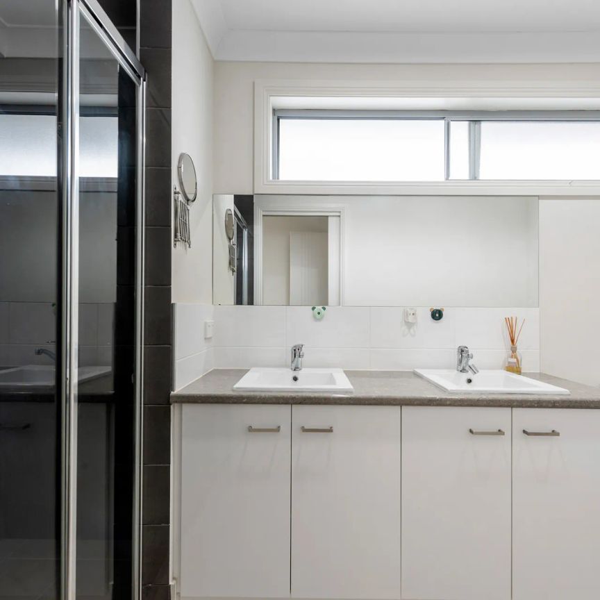 Modern, Low-maintenance 5-Bedroom Family Home for Rent! - Photo 1