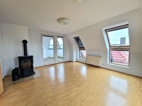 Elegante Maisonette im Dachgeschoss mit offener Wohnküche, Kamin und Loggia - Foto 1