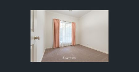 Immaculate 3 bedroom townhouse - Photo 4