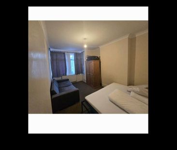 Room in a Shared Flat, Coventry Road, IG1 - Photo 1