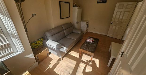 Room 6, Knowle Road, Burley, Leeds, LS4 2PJ - Photo 1