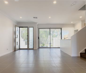 Near New LUXURY 3 BEDROOM TOWNHOUSE WITH DUCTED AIR CONDITIONING - Photo 3