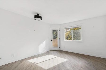 Oliver Court — 2 bed 2 bath LOFT - Photo 2