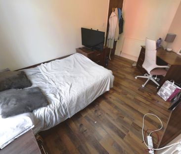 4 bedroom House in Crossfield Street, Leeds - Photo 4