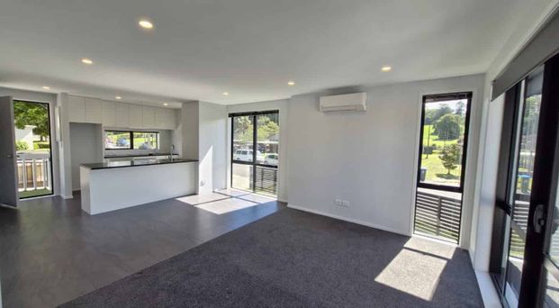 Super modern townhouse with a backyard! - Photo 1