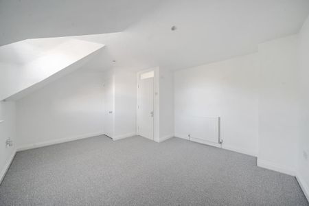 4 bedroom semi-detached house to rent - Photo 4