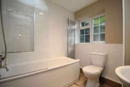 Egham Hill, Egham, TW20 - Photo 3