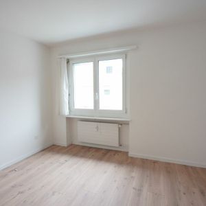 Teilrenovierte 4-Zimmerwohnung im Hochparterre mit Balkon - Photo 2