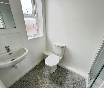 1 bedroom in a flat share to rent - Photo 4