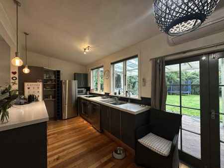 Warm and welcoming in sunny St Clair - Photo 5