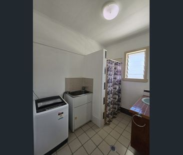 /// APPLICATION APPROVED /// UPSTAIRS UNIT WITH STUDY IN BUNGALOW!!! - Photo 5