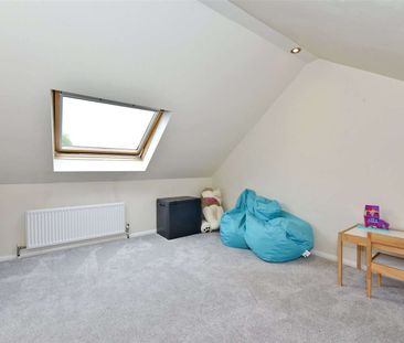 A spacious three bedroom duplex with private garden, garage and all... - Photo 2